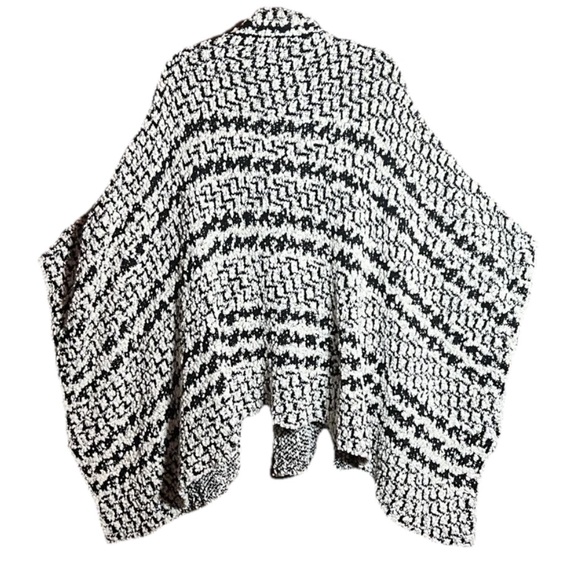 Solitaire by Ravi Khosla Size XL Black White Women’s Knit Shawl Cape Poncho - Picture 2 of 5